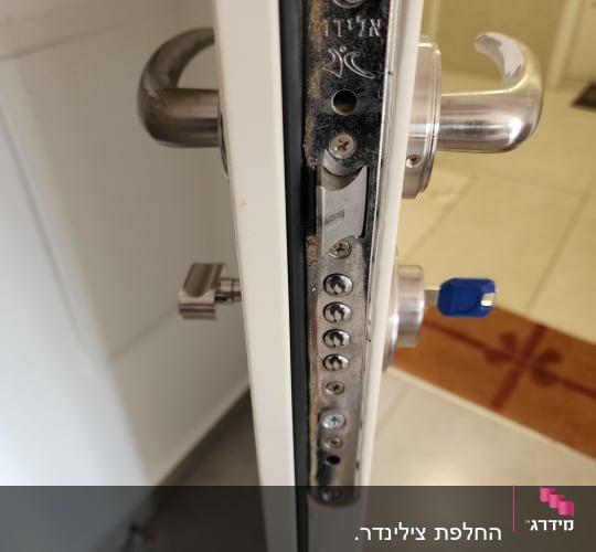 מנעול דלת עם ידית וכפתור נעילה